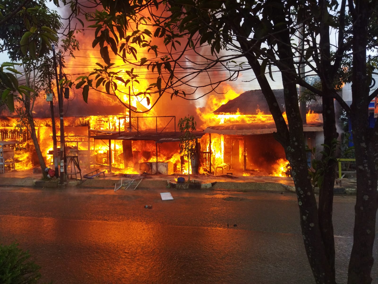 Breaking News, Api Melahap Bangunan di Jalan Marsma Iswahyudi