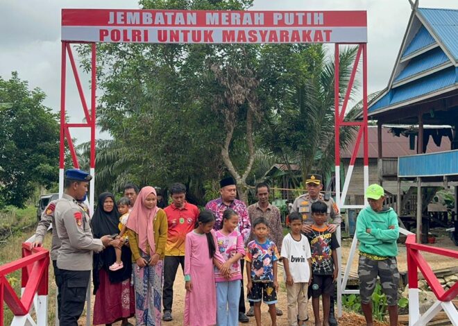 Polairud bersama Warga Revitalisasi Jembatan Merah Putih. Permudah Akses Ekonomi Warga