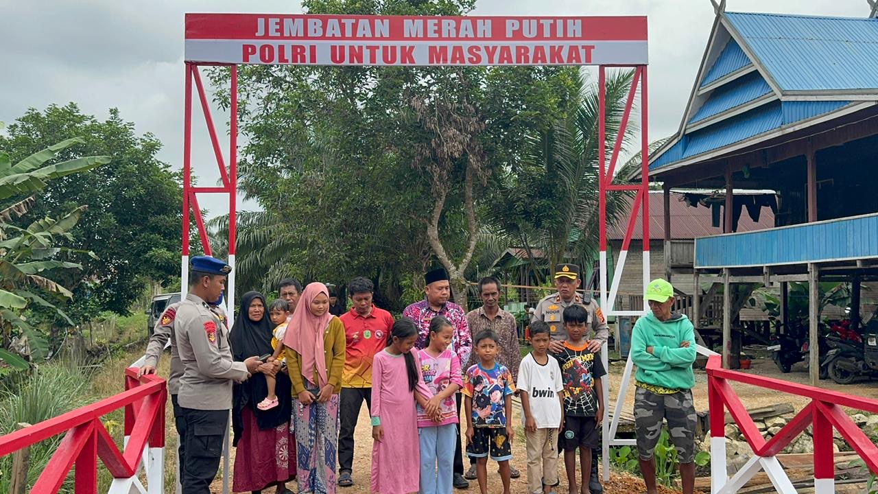 Polairud bersama Warga Revitalisasi Jembatan Merah Putih. Permudah Akses Ekonomi Warga