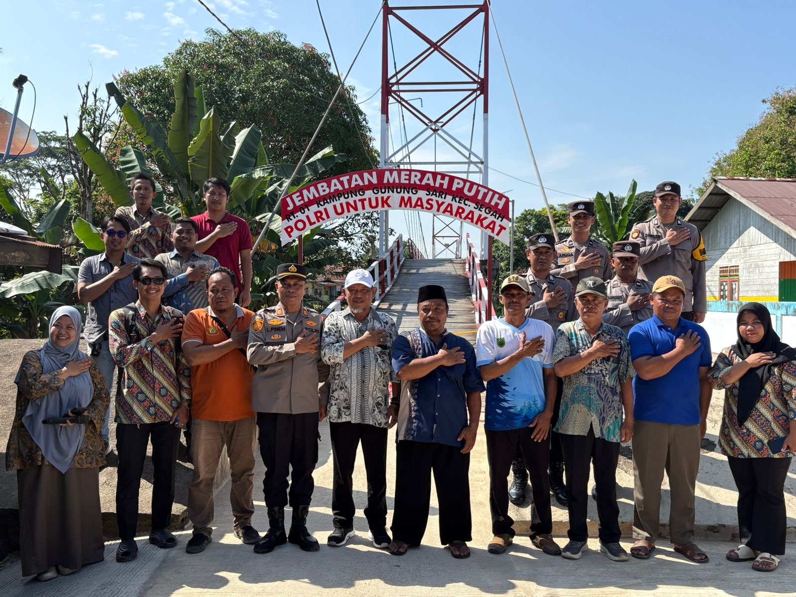 Gandeng Masyarakat, Polsek Segah Revitalisasi Jembatan Merah Putih di Kampung Gunung Sari