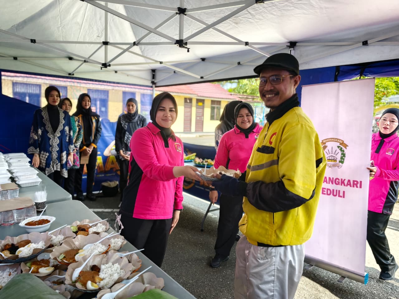 Polres Berau Pererat Silaturahmi Melalui Warung Berkah Jumat