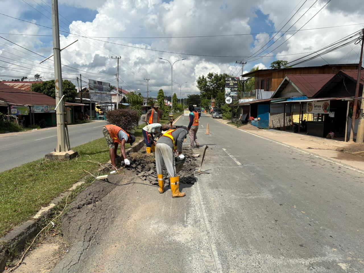Aspal Bergelombang di Jalan Labanan–Tanjung Redeb Diperbaiki, Pengendara Diminta Waspada
