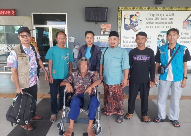 Diantar Dinsos ke Jombang, Mbah Mujiono Akhirnya Pulang Kampung