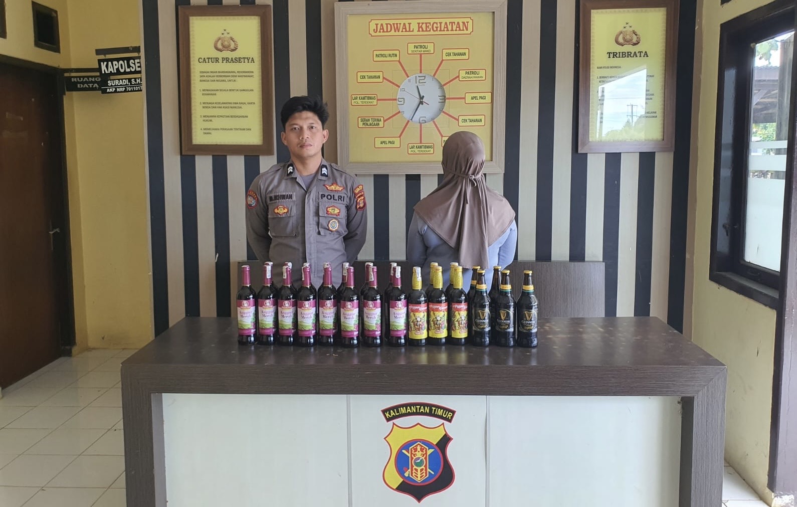 Puluhan Botol Miras Disita Polisi, Perempuan 44 Tahun Diamankan di Tabalar