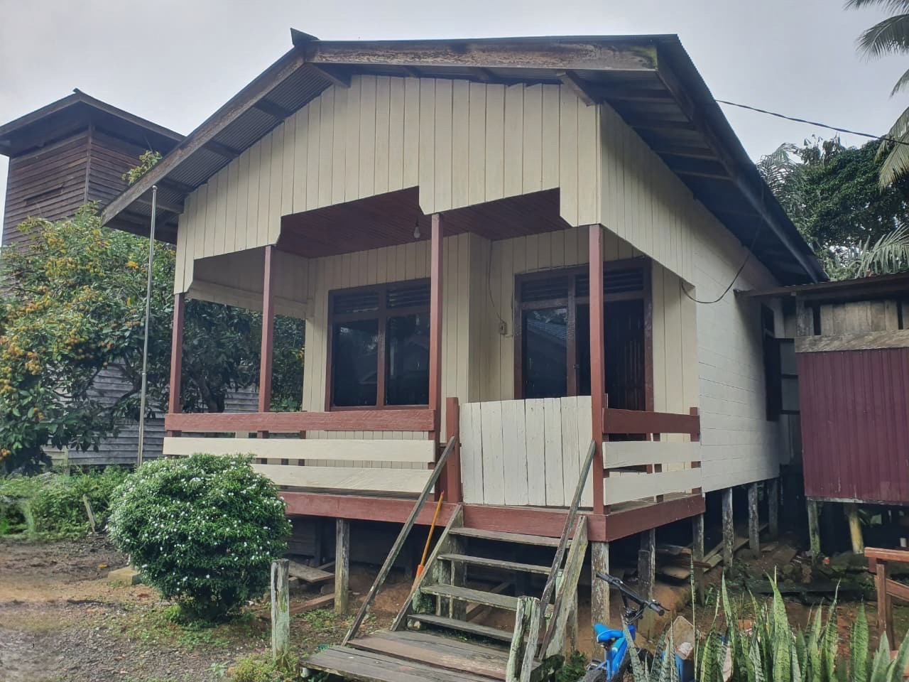 Hadir Melalui Program PONDASI, YWA Lakukan Perbaikan Rumah Warga Kurang Mampu di Kampung Merapun