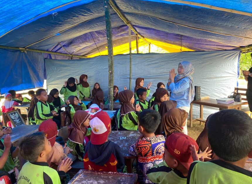 Viral Karena Gunakan Terpal untuk Belajar, Disdik Akui Pembanguan SD Filial di Birang Terkendala Lahan