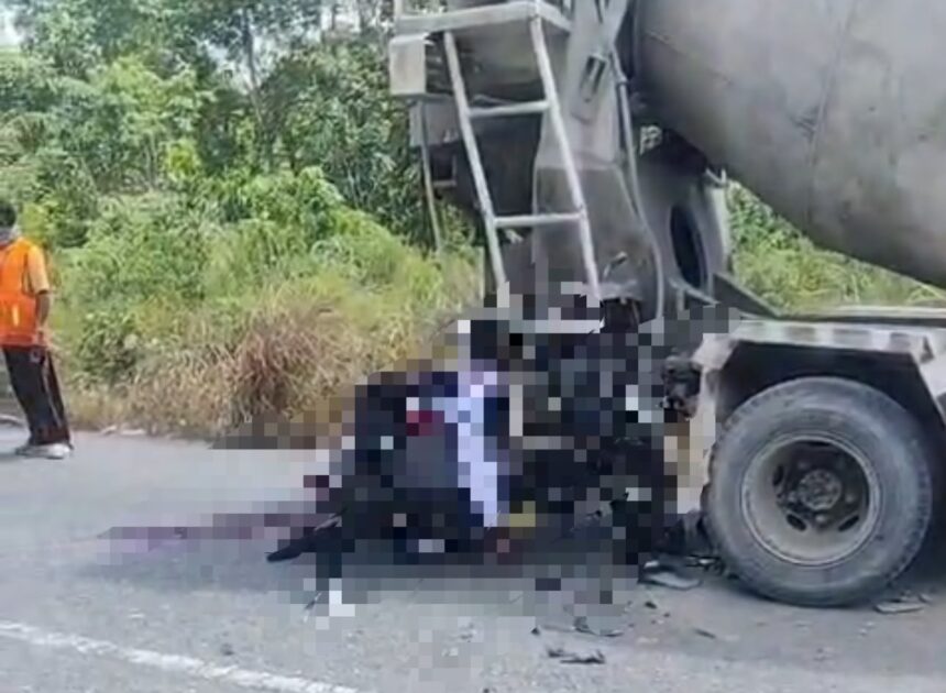Dua Pelajar Tewas Usai Hantam Truk Ready Mix Parkir