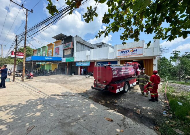 Lahan Terbakar Nyaris Merembet ke Ruko, Pekerja Berhamburan ke Luar Bangunan