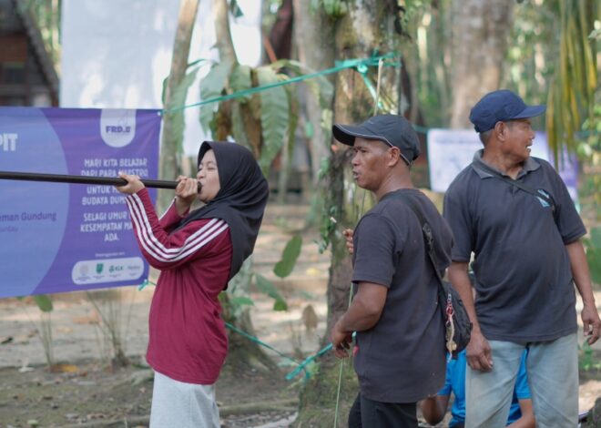 Belajar dari Maestro, Anak Muda Dumaring Rawat Tradisi dan Hutan Adat