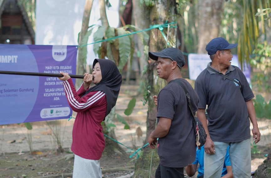 Belajar dari Maestro, Anak Muda Dumaring Rawat Tradisi dan Hutan Adat
